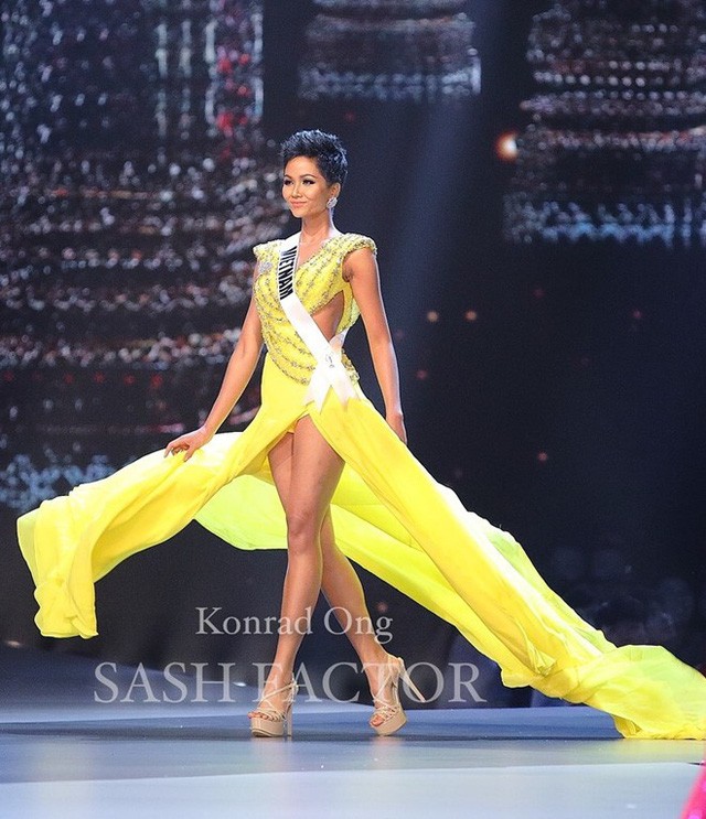 Màn hất váy khoe đùi của H'hen Niê trong đêm bán kết Miss Universe khiến fan phát sốt ảnh 4