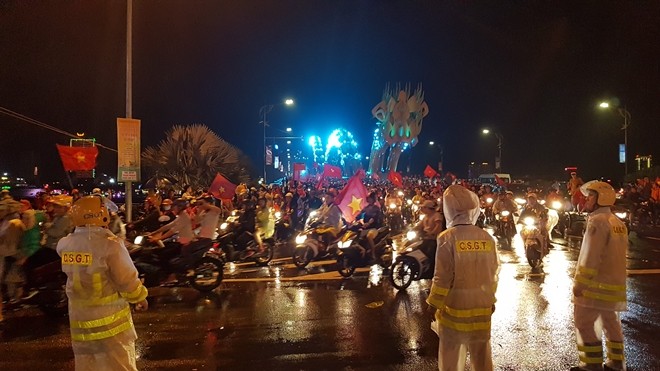 CSGT Đà Nẵng đội mưa đảm bảo ANTT trong đêm mừng “Việt Nam vô địch“ ảnh 1