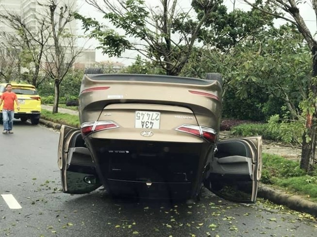 Ô tô lật ngửa giữa đường do tài xế mất lái lao xe lên vỉa hè ảnh 1