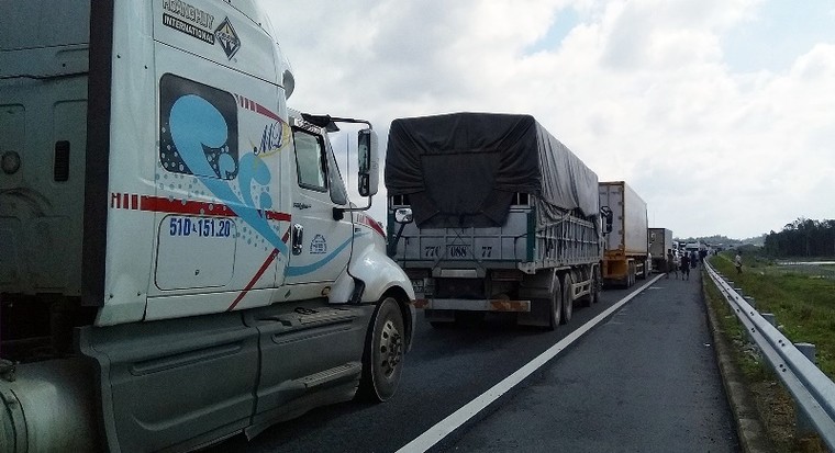 Xe tải nổ lốp, chắn ngang đường trên cao tốc Đà Nẵng - Quảng Ngãi ảnh 1