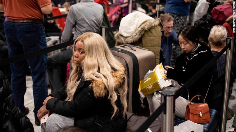 Anh: Sân bay Gatwick hỗn loạn trước sự xuất hiện của máy bay không người lái ảnh 1