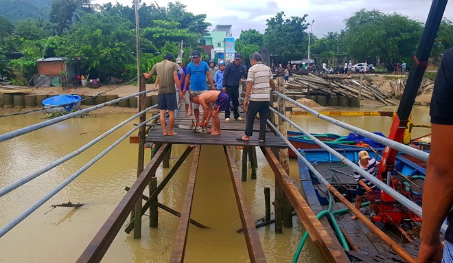 Sập cầu gỗ, bốn người thoát chết sau khi rơi xuống sông ảnh 1