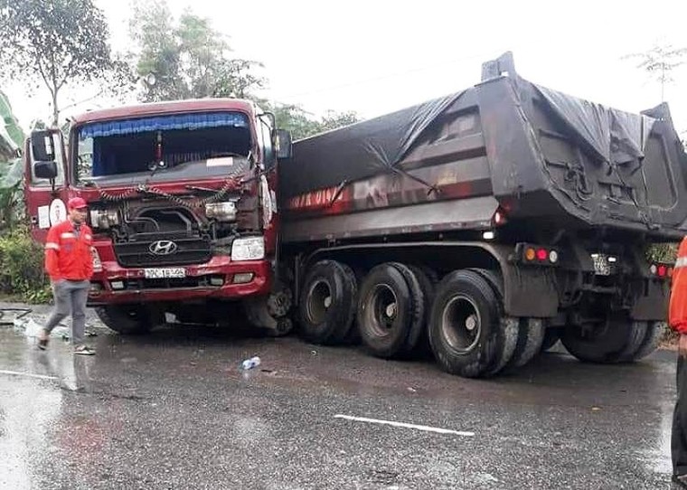 Nghệ An: Xe buýt bị xe tải 'húc' văng xuống ruộng sau va chạm ảnh 1