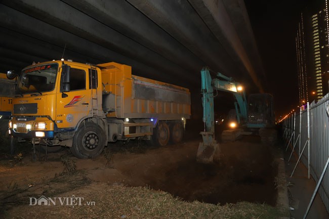 anh: cong nhan trang dem xen dai phan cach duong vanh dai 3 ha noi hinh anh 2