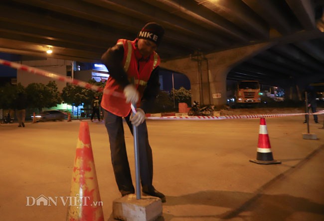 anh: cong nhan trang dem xen dai phan cach duong vanh dai 3 ha noi hinh anh 4