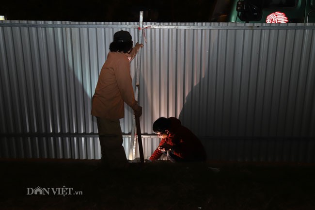 anh: cong nhan trang dem xen dai phan cach duong vanh dai 3 ha noi hinh anh 5