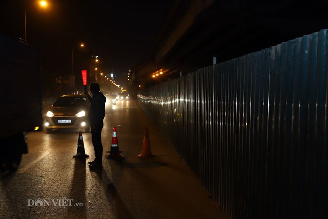 anh: cong nhan trang dem xen dai phan cach duong vanh dai 3 ha noi hinh anh 6