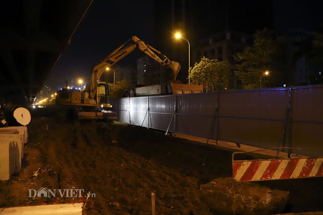 anh: cong nhan trang dem xen dai phan cach duong vanh dai 3 ha noi hinh anh 7