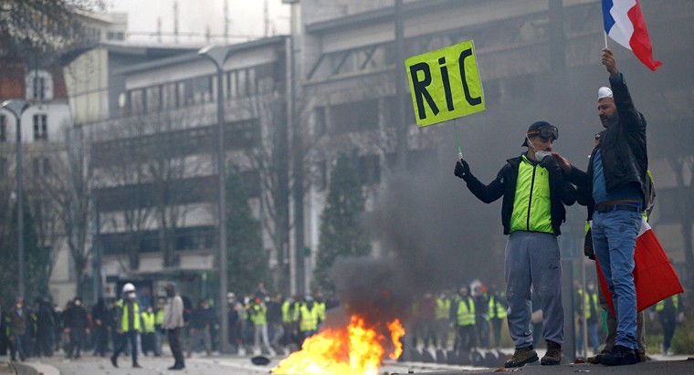 Tuần thứ tám liên tiếp Paris chìm trong khói lửa ảnh 2