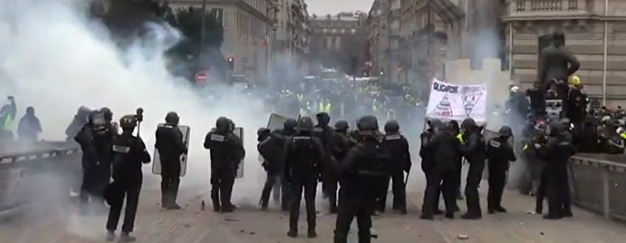 Tuần thứ tám liên tiếp Paris chìm trong khói lửa ảnh 1