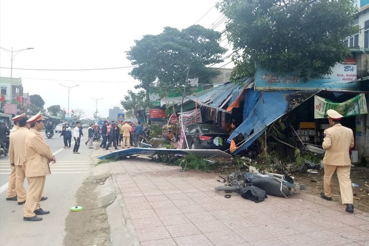 Hà Tĩnh: Bất ngờ nổ lốp, ô tô mất lái húc đổ nhiều xe rồi lao vào nhà dân ảnh 1