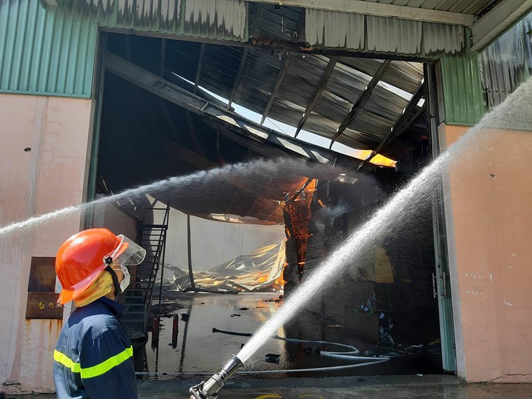 Hỏa hoạn bùng phát trong xưởng gỗ tại Bình Dương ảnh 2