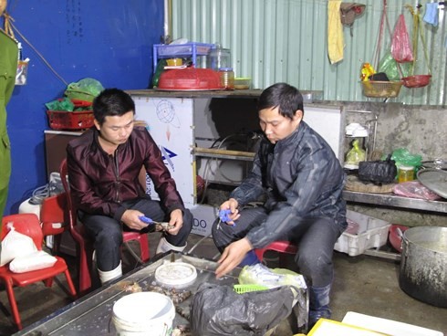 Bắt giữ 3 đối tượng bơm tạp chất vào 60kg tôm chết bán lấy lời ảnh 1