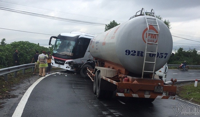Xe bồn tông trực diện vào đầu xe khách trên đèo Hải Vân ảnh 1