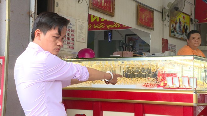 Vũng Tàu: Thanh niên dùng súng điện đi cướp bị chủ tiệm vàng bắt giữ ảnh 1