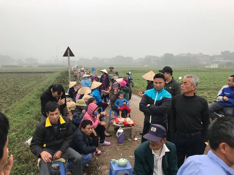 Người dân chấp thuận mở đường cho xe chở rác vào khu xử lý Nam Sơn ảnh 1