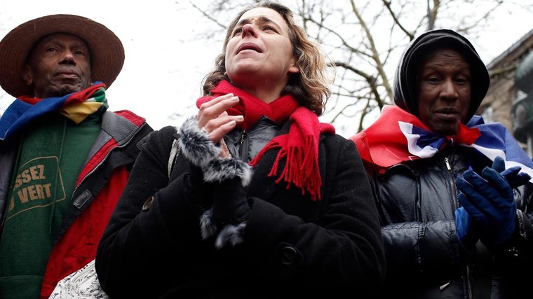 Pháp: Xuất hiện thêm phe 'Khăn quàng đỏ' phản đối phong trào biểu tình 'Áo vàng' ảnh 1