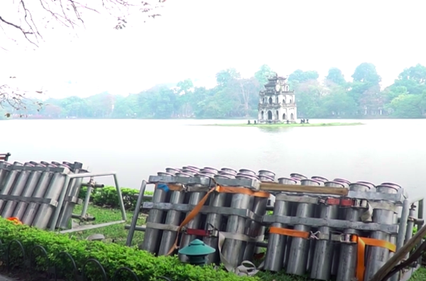 Người dân ba miền háo hức ra đường chào đón Giao thừa ảnh 3