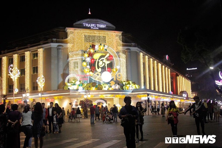 Người dân ba miền háo hức ra đường chào đón Giao thừa ảnh 1