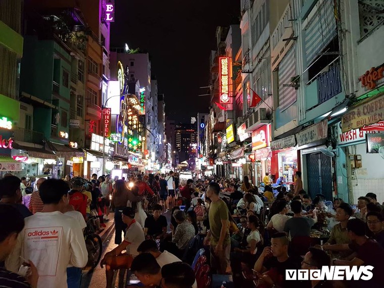 Người dân ba miền háo hức ra đường chào đón Giao thừa ảnh 7