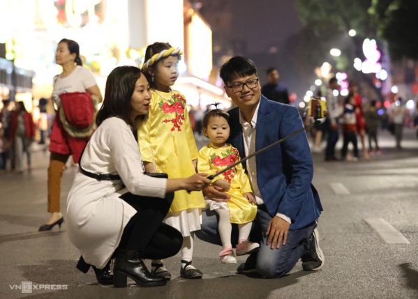 Người dân ba miền háo hức ra đường chào đón Giao thừa ảnh 2