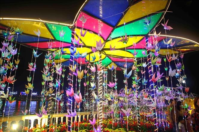 Người dân ba miền háo hức ra đường chào đón Giao thừa ảnh 5