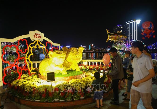 Người dân ba miền háo hức ra đường chào đón Giao thừa ảnh 4