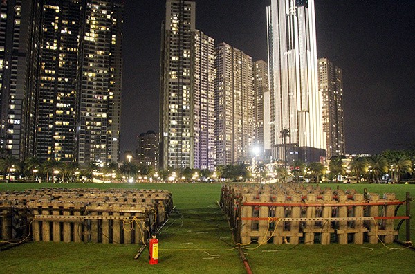 Người dân ba miền háo hức ra đường chào đón Giao thừa ảnh 6