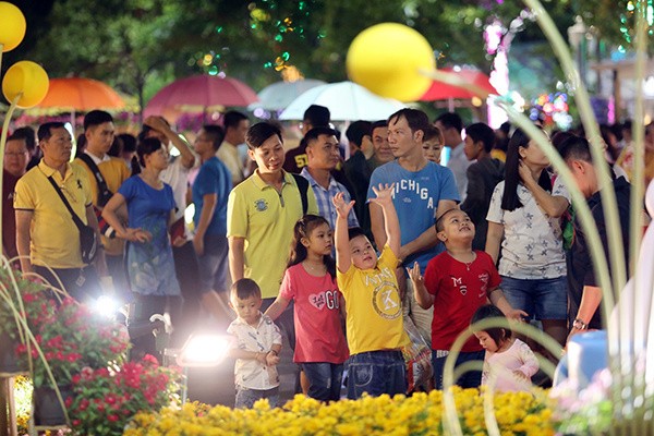 Người dân ba miền háo hức ra đường chào đón Giao thừa ảnh 8