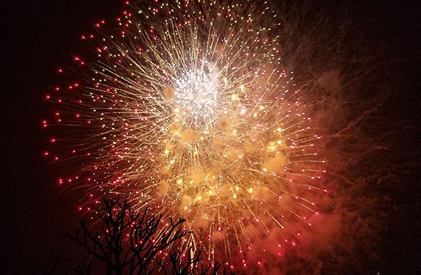 Những hình ảnh pháo hoa đẹp ngất ngây đón năm mới Kỷ Hợi ảnh 5