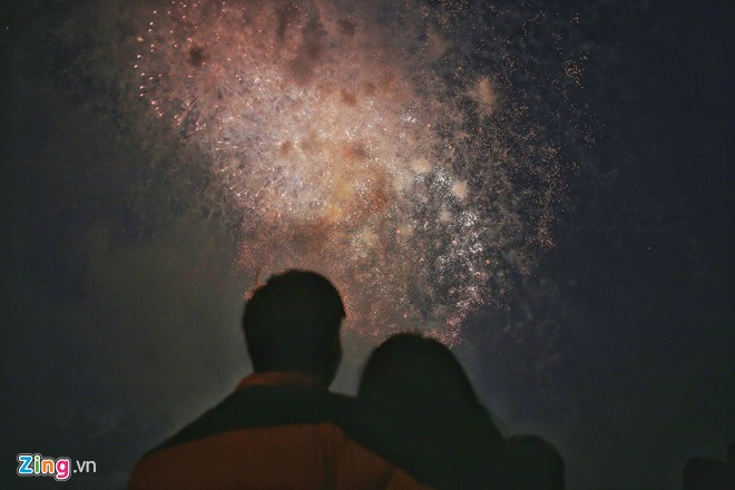 Những hình ảnh pháo hoa đẹp ngất ngây đón năm mới Kỷ Hợi ảnh 4