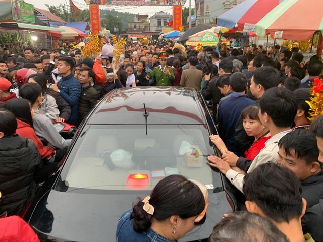 Ảnh: Dòng người và xe nườm nượp đổ về Chợ Viềng sát ngày khai hội ảnh 3