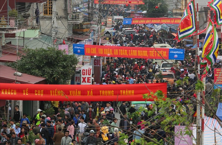 Ảnh: Dòng người và xe nườm nượp đổ về Chợ Viềng sát ngày khai hội ảnh 1