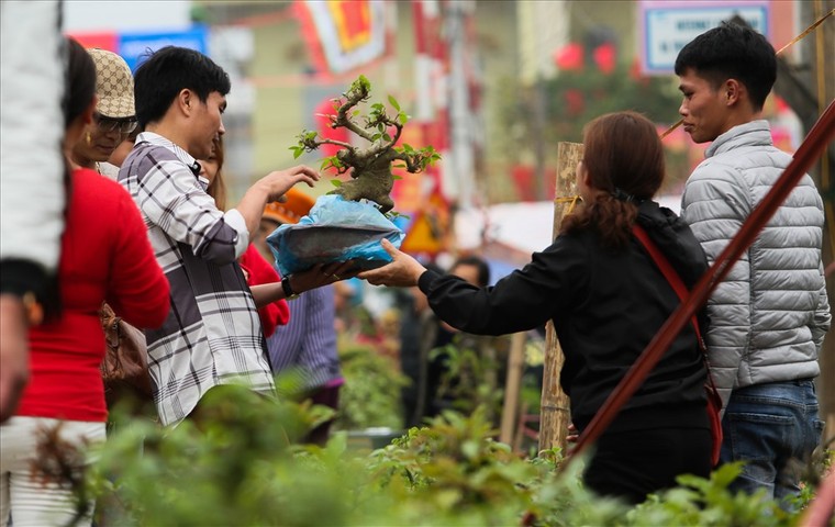 Ảnh: Dòng người và xe nườm nượp đổ về Chợ Viềng sát ngày khai hội ảnh 8