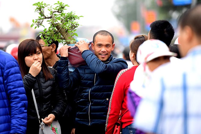 Ảnh: Dòng người và xe nườm nượp đổ về Chợ Viềng sát ngày khai hội ảnh 7