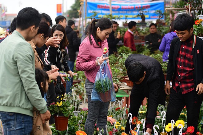 Ảnh: Dòng người và xe nườm nượp đổ về Chợ Viềng sát ngày khai hội ảnh 6