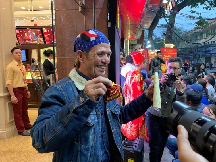 Hà Nội: Người dân trật tự xếp hàng đợi mua vàng trong ngày vía Thần Tài ảnh 1