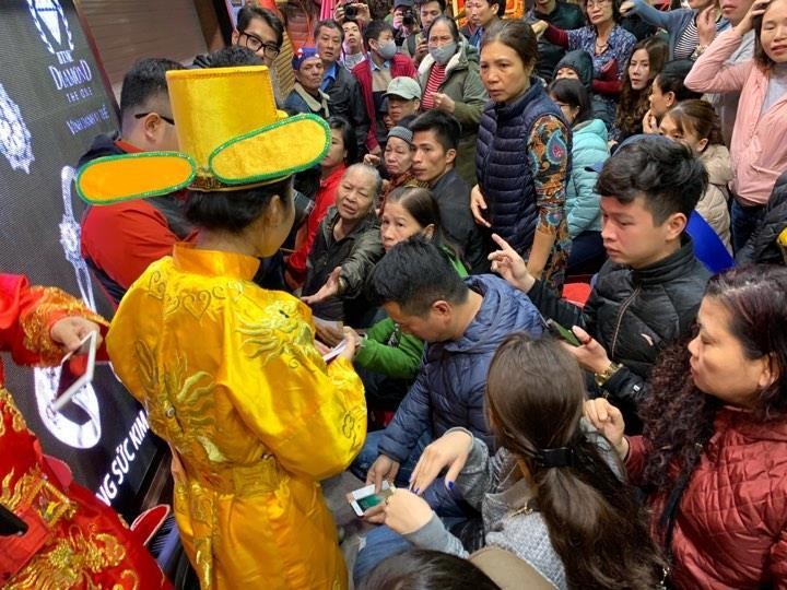 Hà Nội: Người dân trật tự xếp hàng đợi mua vàng trong ngày vía Thần Tài ảnh 2