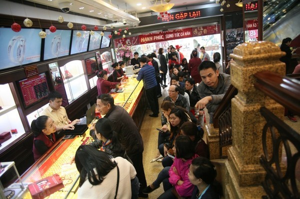 Hà Nội: Người dân trật tự xếp hàng đợi mua vàng trong ngày vía Thần Tài ảnh 3