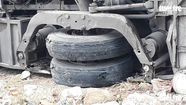 Xe khách nổ lốp lao vào nhà dân khiến hàng chục người bị thương ảnh 2