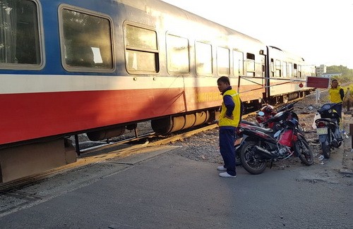 Tàu hỏa trật bánh trong đêm, hàng trăm người phải di chuyển bằng ô tô ảnh 1
