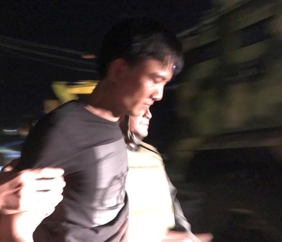 Toàn cảnh vụ bao vây 2 đối tượng dùng súng và lựu đạn cố thủ trong xe ảnh 1