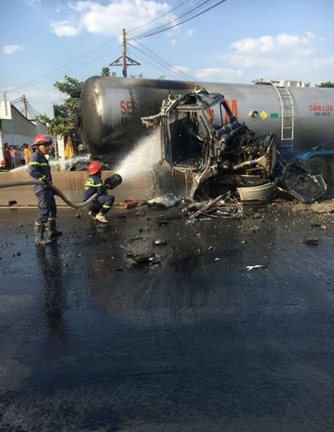 Xe bồn chở ga đâm vào dải phân cách rồi bốc cháy ảnh 1