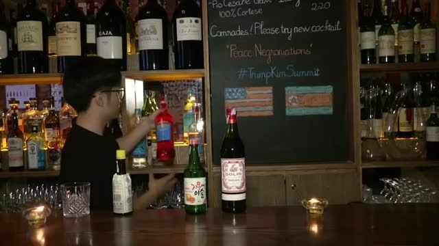 Người đàn ông bày bán áo in hình hai lãnh đạo Kim và Trump ảnh 2