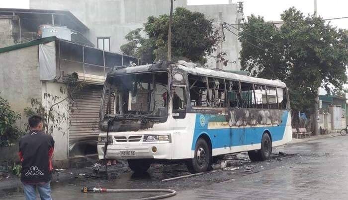 Xe ô tô chở công nhân bốc cháy dữ dội khi đang đỗ bên đường ảnh 1