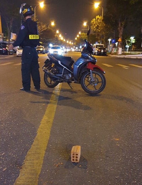 Bị nhắc nhở sau khi vi phạm, hai đối tượng dùng gạch tấn công cảnh sát ảnh 1