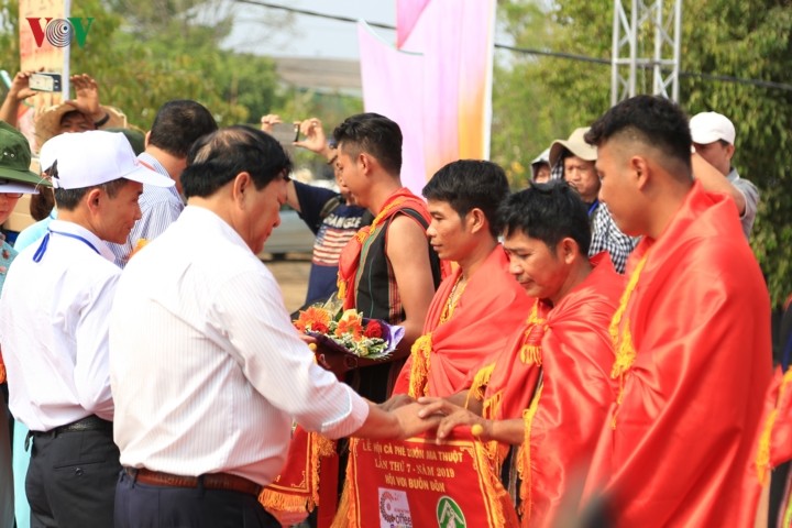 Người dân Buôn Đôn thích thú xem voi đá bóng ảnh 10