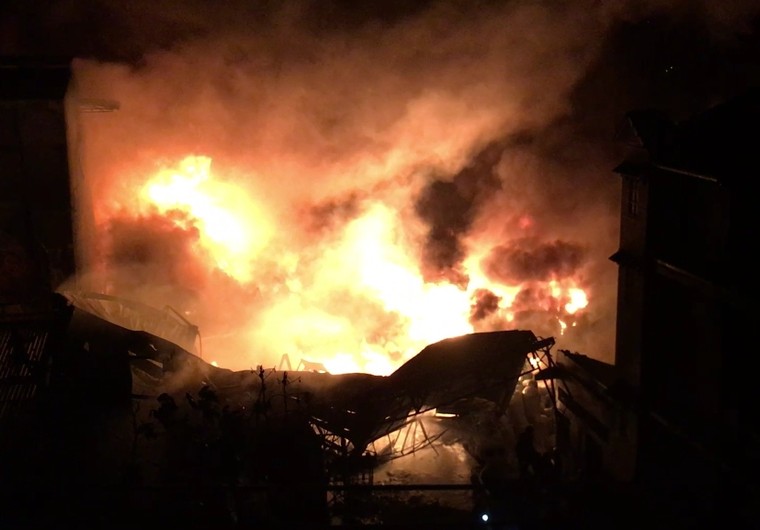 Cháy lớn tới gần nửa đêm tại nhà kho ven TP HCM ảnh 1