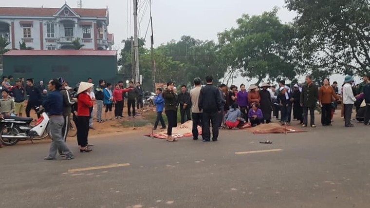 Xe khách tông vào đoàn người đưa tang, 10 người thương vong ảnh 2