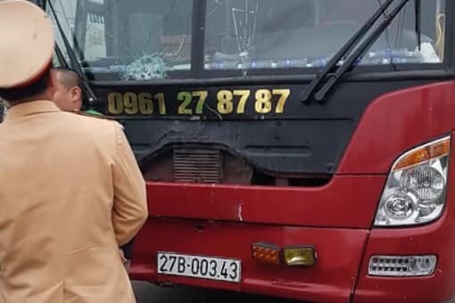 Xe khách tông vào đoàn người đưa tang, 10 người thương vong ảnh 1